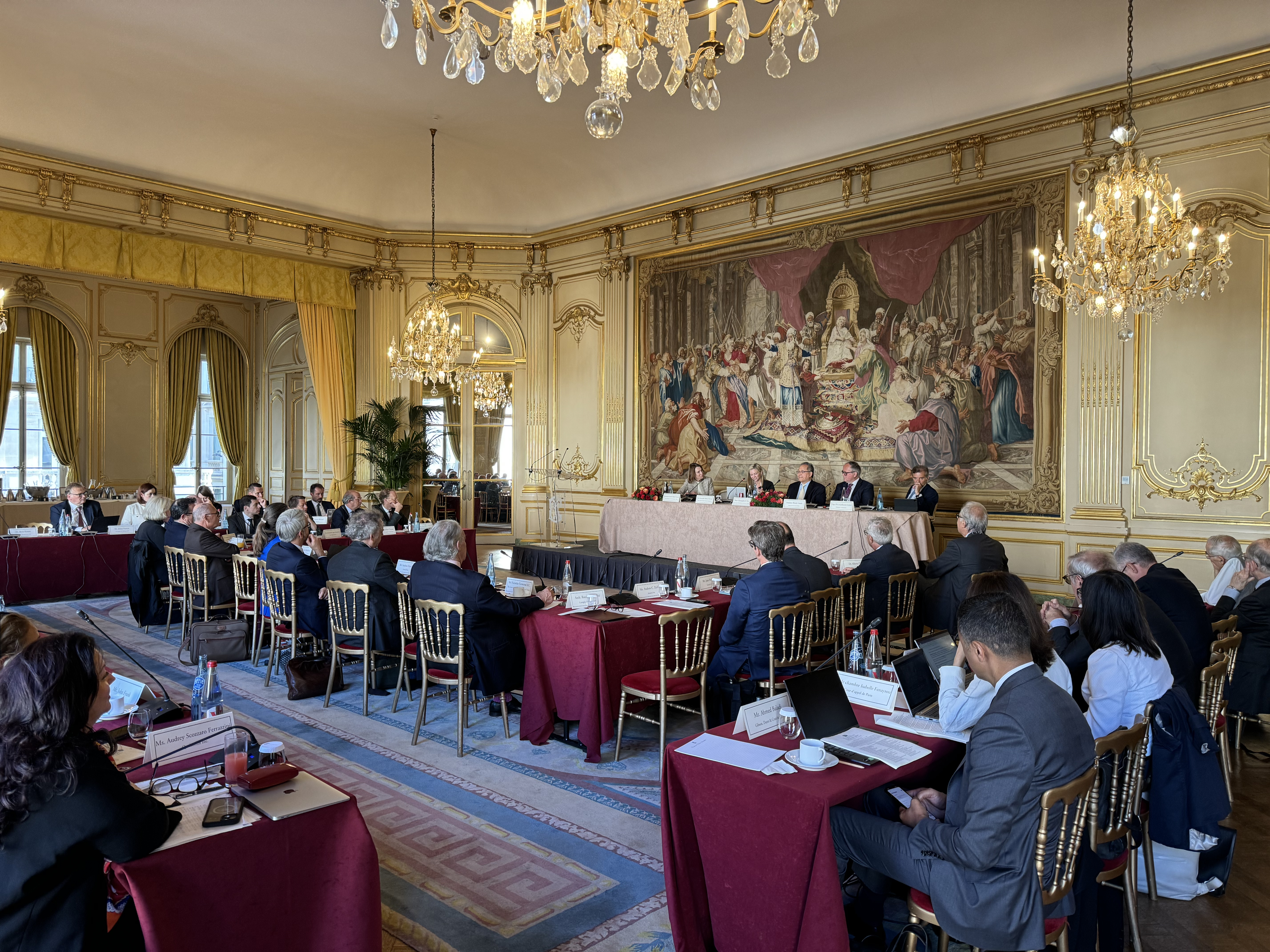 Paris — Forum session beneath the tapestry