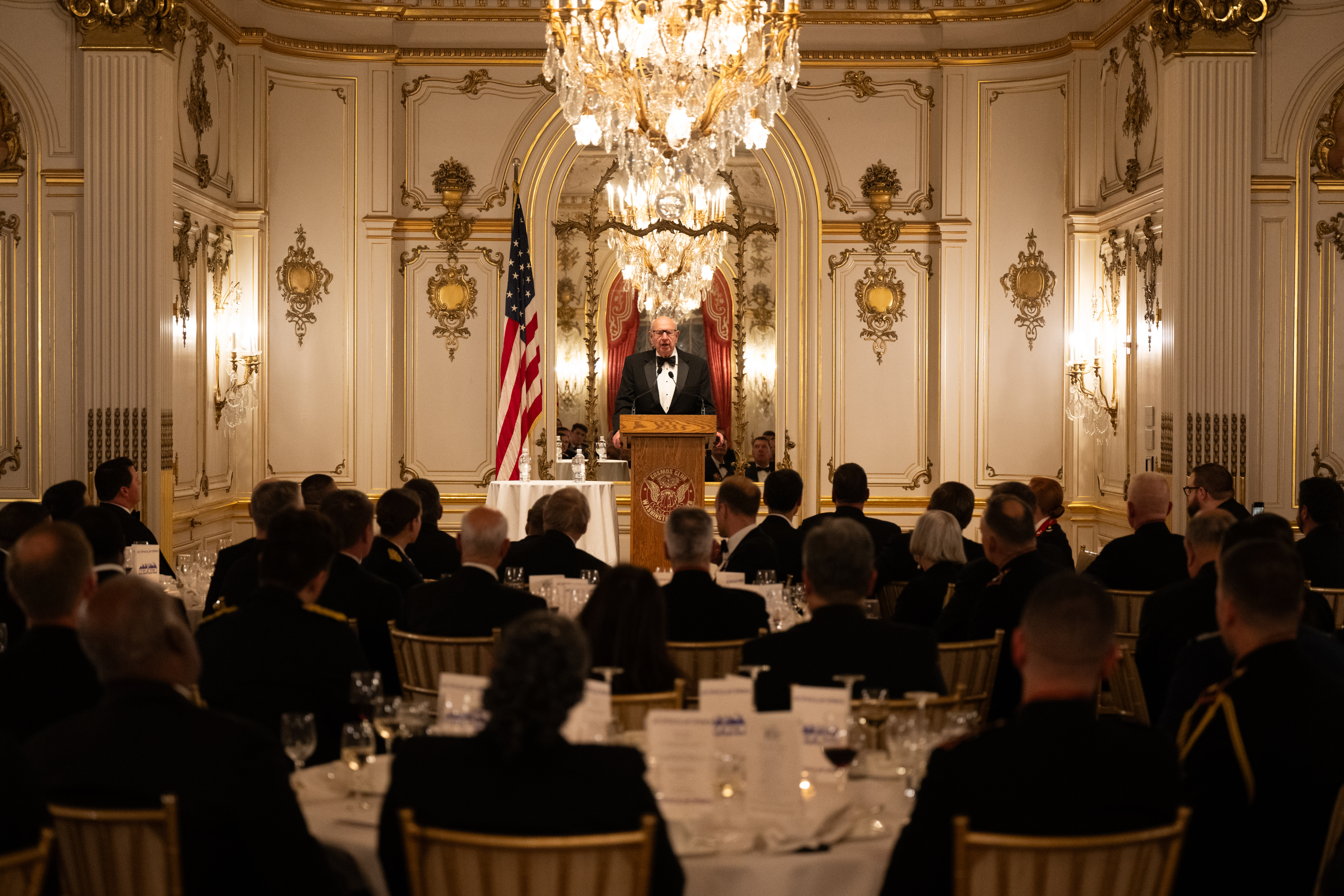 Ambassador Thomas Pickering addressing the Cosmos Club dinner